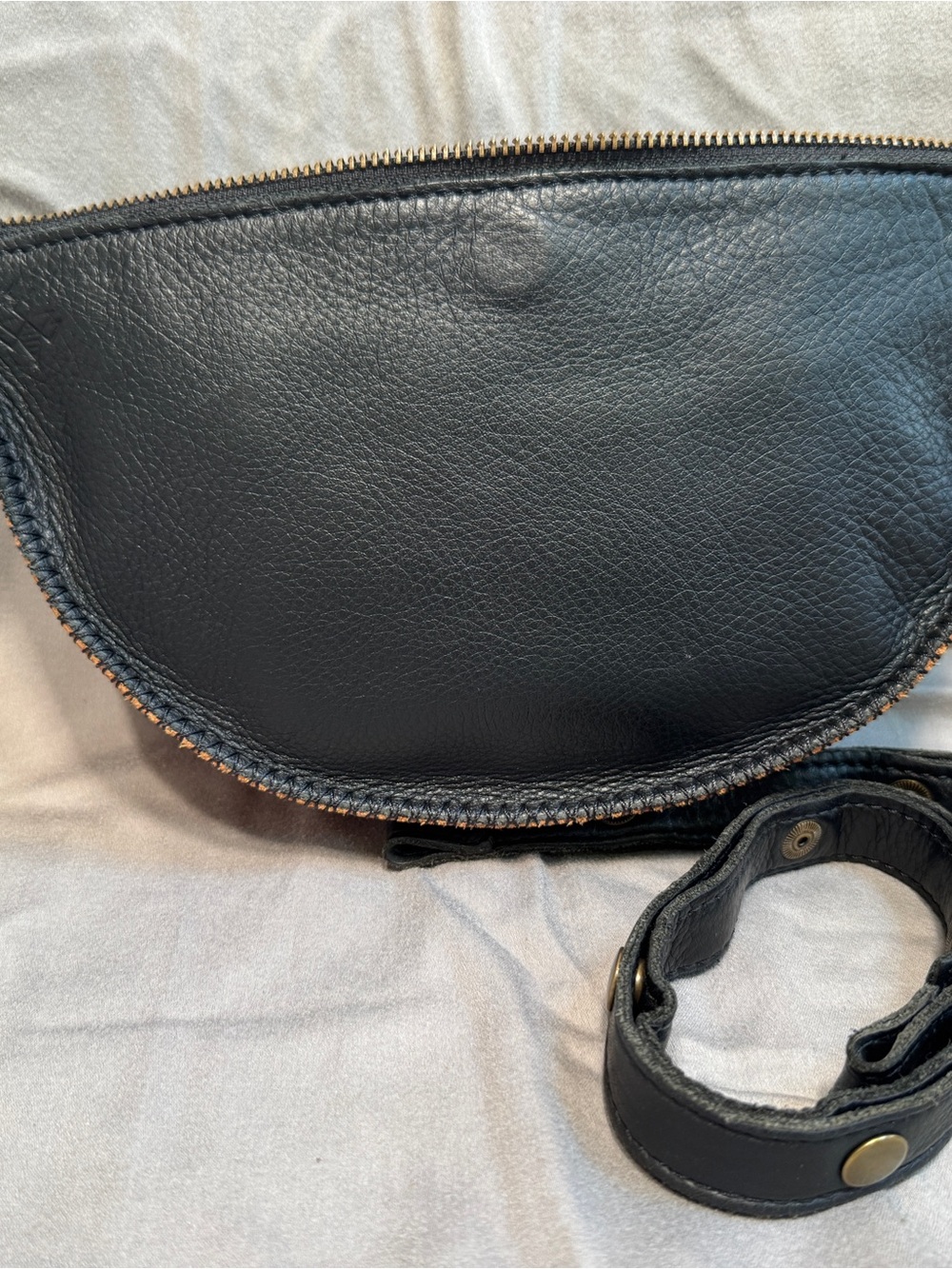 Lyons Leather Co. Two-Tone Bee 🐝 - Picture 2 of 6